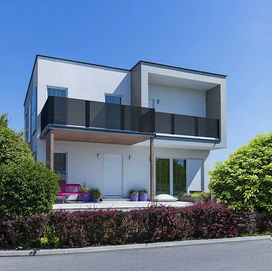 Holzverkleideter Balkon mit einem Patio-Bereich zum Entspannen.