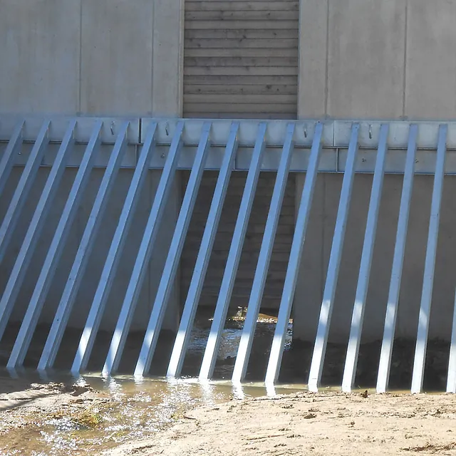  Ein Mann steht neben einer Wand, in der Nähe eines Feuerhydranten.