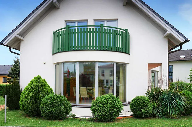 Eine Bank vor einem Haus lädt zum Sitzen und Genießen der Aussicht ein.