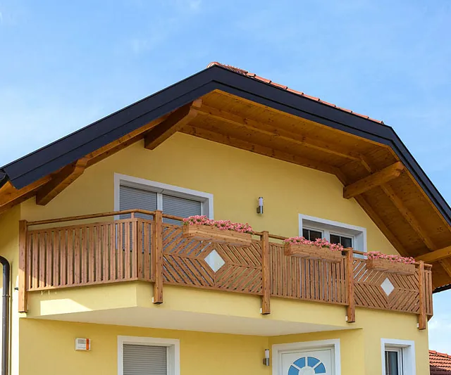 Ein Haus mit einem Balkon, der einen Blick auf die Umgebung bietet.