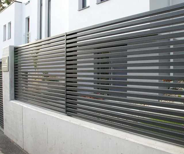 Balkon mit Holzbelag und einem kleinen Patio-Bereich.