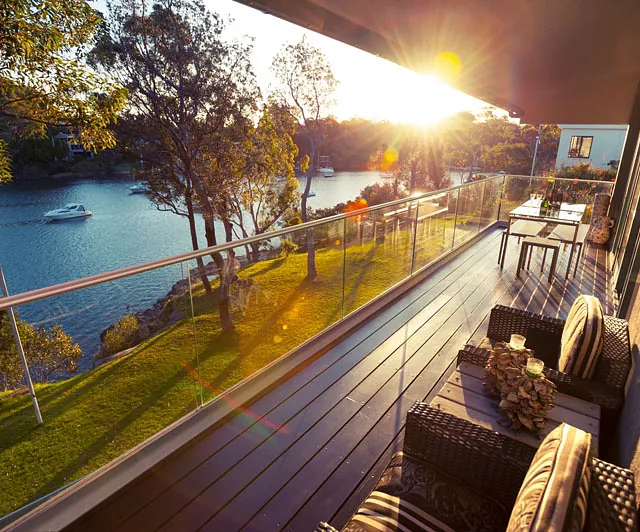 Balkonansicht auf Wasser und Bäume, die eine friedliche Umgebung und natürliche Schönheit zeigt.