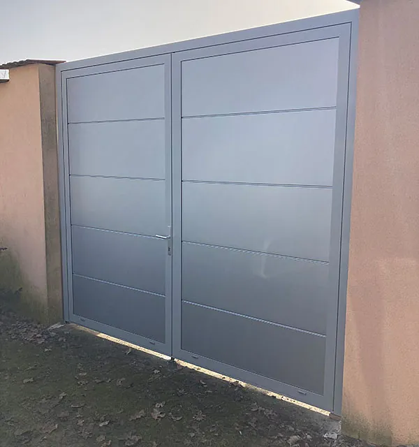 Ein großes Metalltor vor einem weißen Hintergrund.