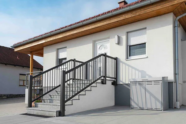 Ansicht eines Hauses mit einer Treppe und einem Metallgeländer.