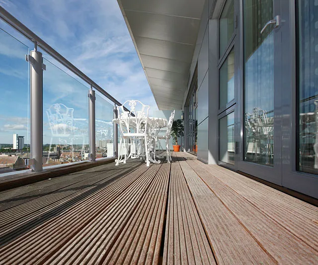 Ein Balkon mit einem Tisch und Stühlen, ideal für entspannte Stunden im Freien.