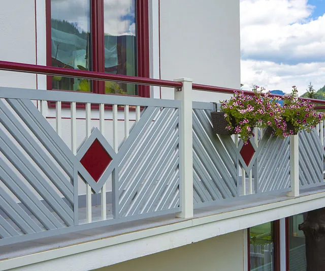 Ein Balkon mit einem stabilen Geländer, das Sicherheit und Sicht bietet.