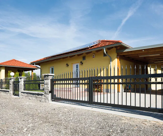 Ein Zaun mit einem Tor, das den Zugang zu einem Bereich ermöglicht.