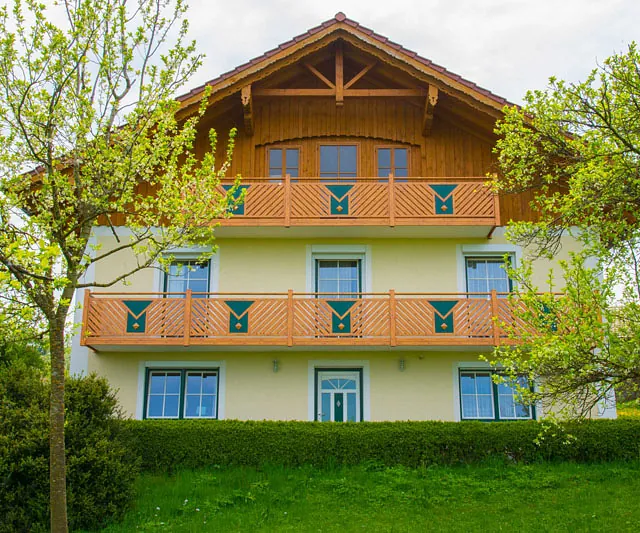 Ein imposantes Haus mit einem Balkon, der die Fassade elegant ergänzt.