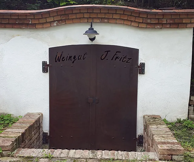 Eine offene Tür zu einem Gebäude, die den Zugang zum Inneren ermöglicht.