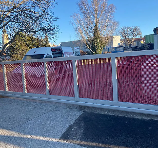 Ein rotes und weißes Tor mit einem roten Netz darauf.