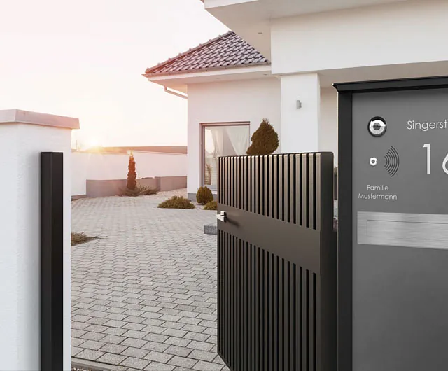 Zeitgenössisches Wohnhaus mit einem stilvollen Tor und einer einladenden Tür.