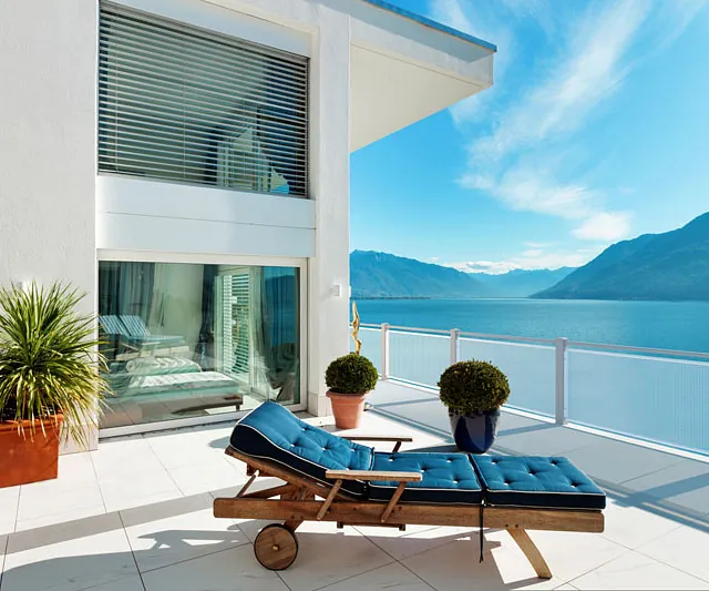 Zeitgenössisches Haus mit einer Katze, die am Zaun spaziert.