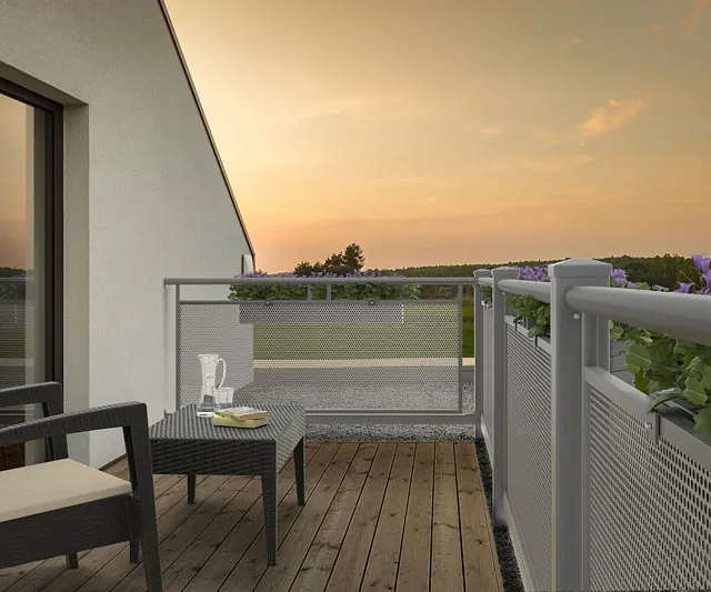 Ein Wohnhaus mit einem Zaun und einer auffälligen roten Tür.