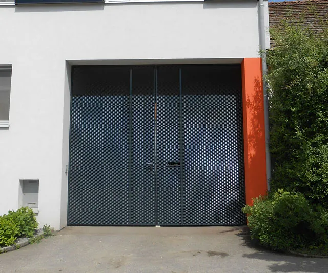 Eine große Garagentür mit zwei separaten Türen, die geschlossen sind.