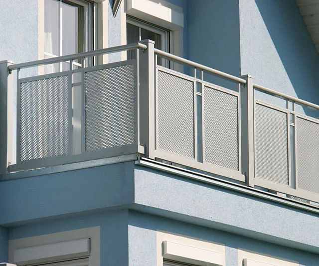 Ein Haus, umgeben von einem Zaun, mit einer leuchtend roten Tür.