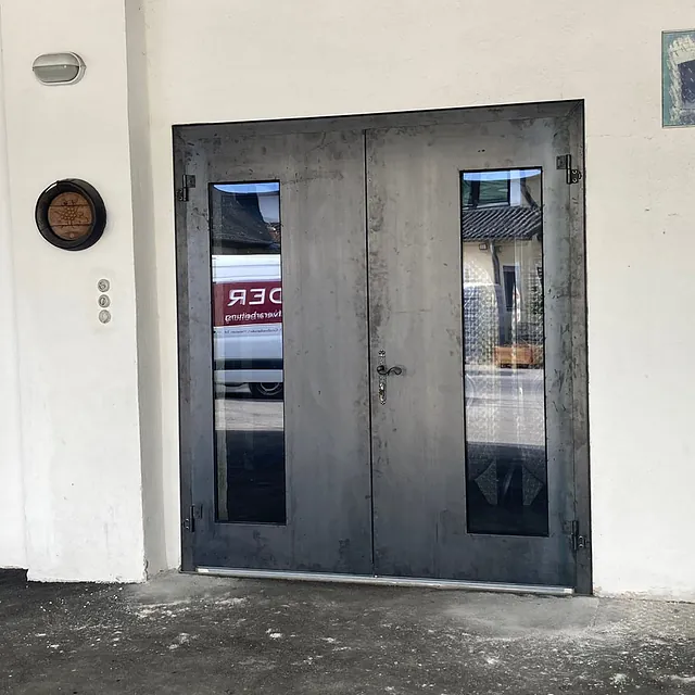  Eine Tür mit einem Hinweis, der "kreiswichs" lautet.