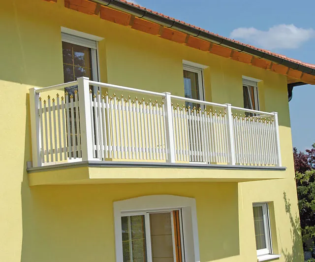 Ein Balkon an einem Haus mit Geländer und Blick auf die Umgebung.